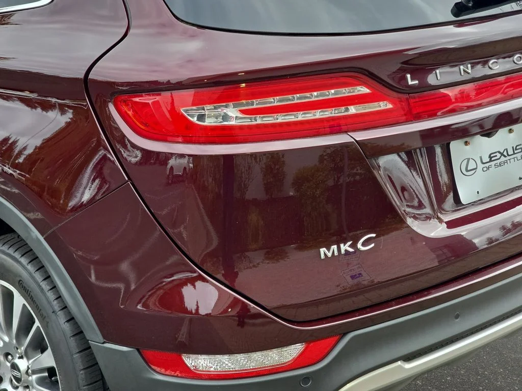 Used 2017 Red Lincoln Reserve image 35
