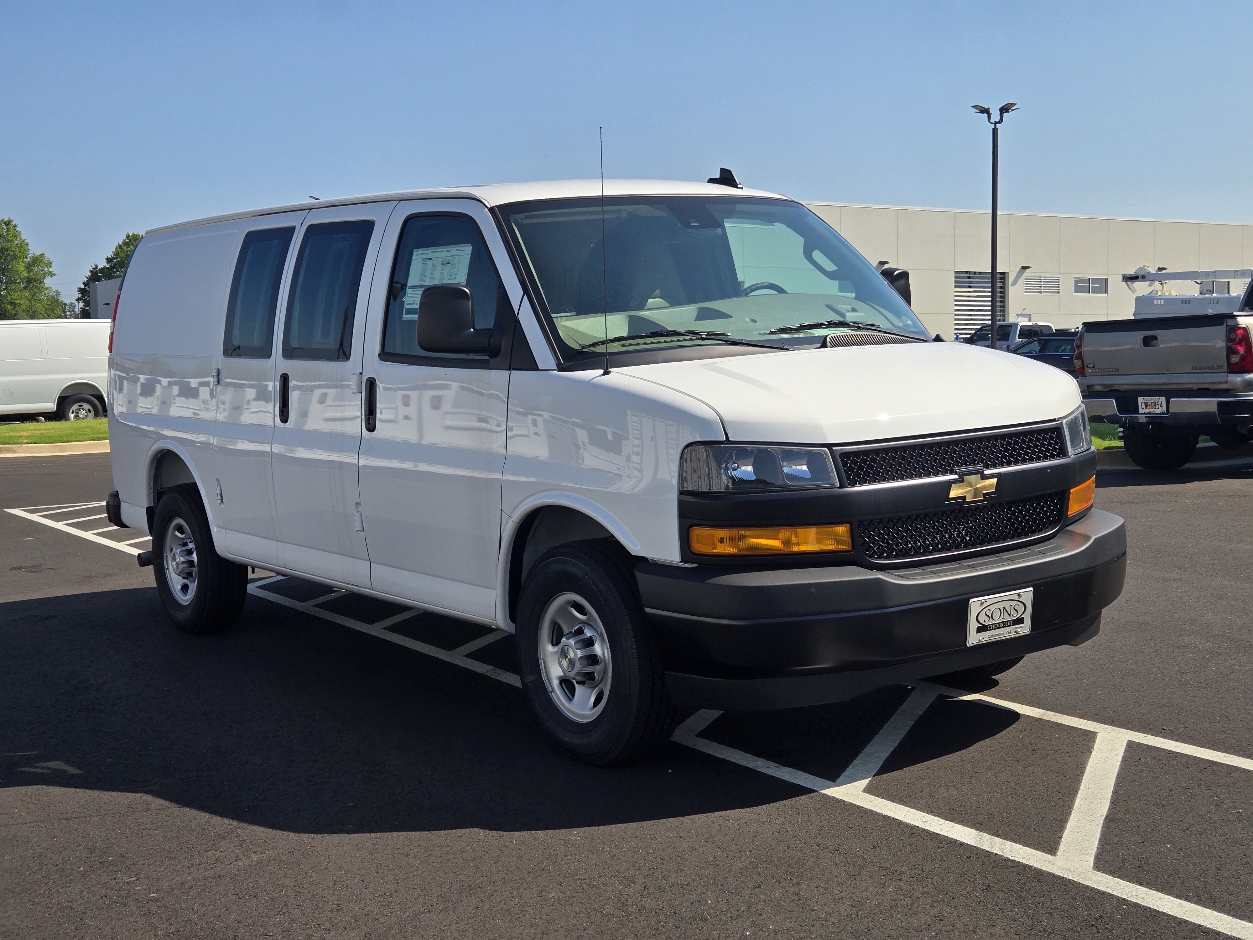 New 2025 Summit White Chevrolet WT image 4