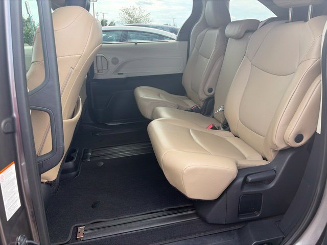 Used 2021  Toyota XLE image 3