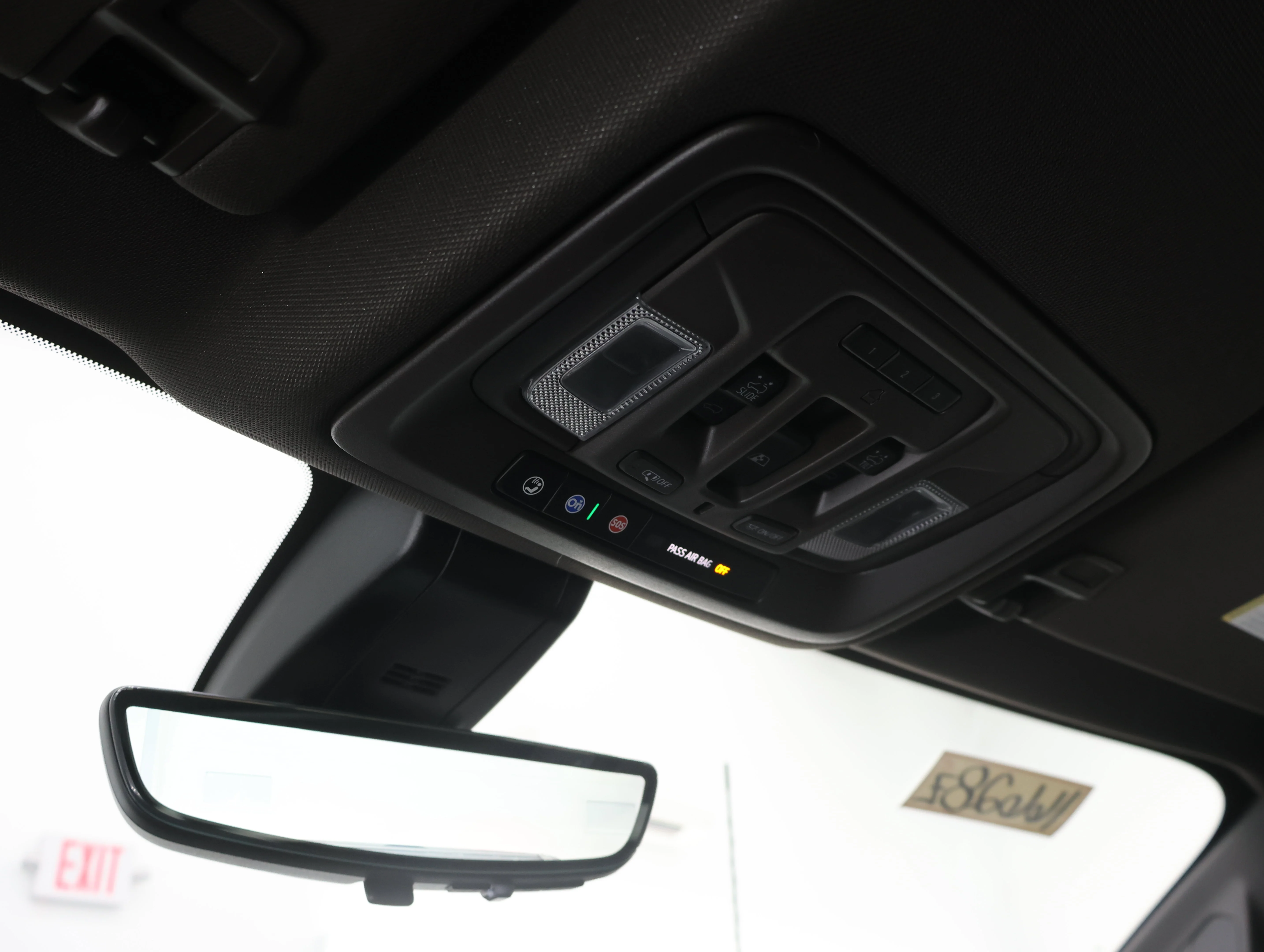 Used 2022 White Frost Tricoat GMC Denali image 12
