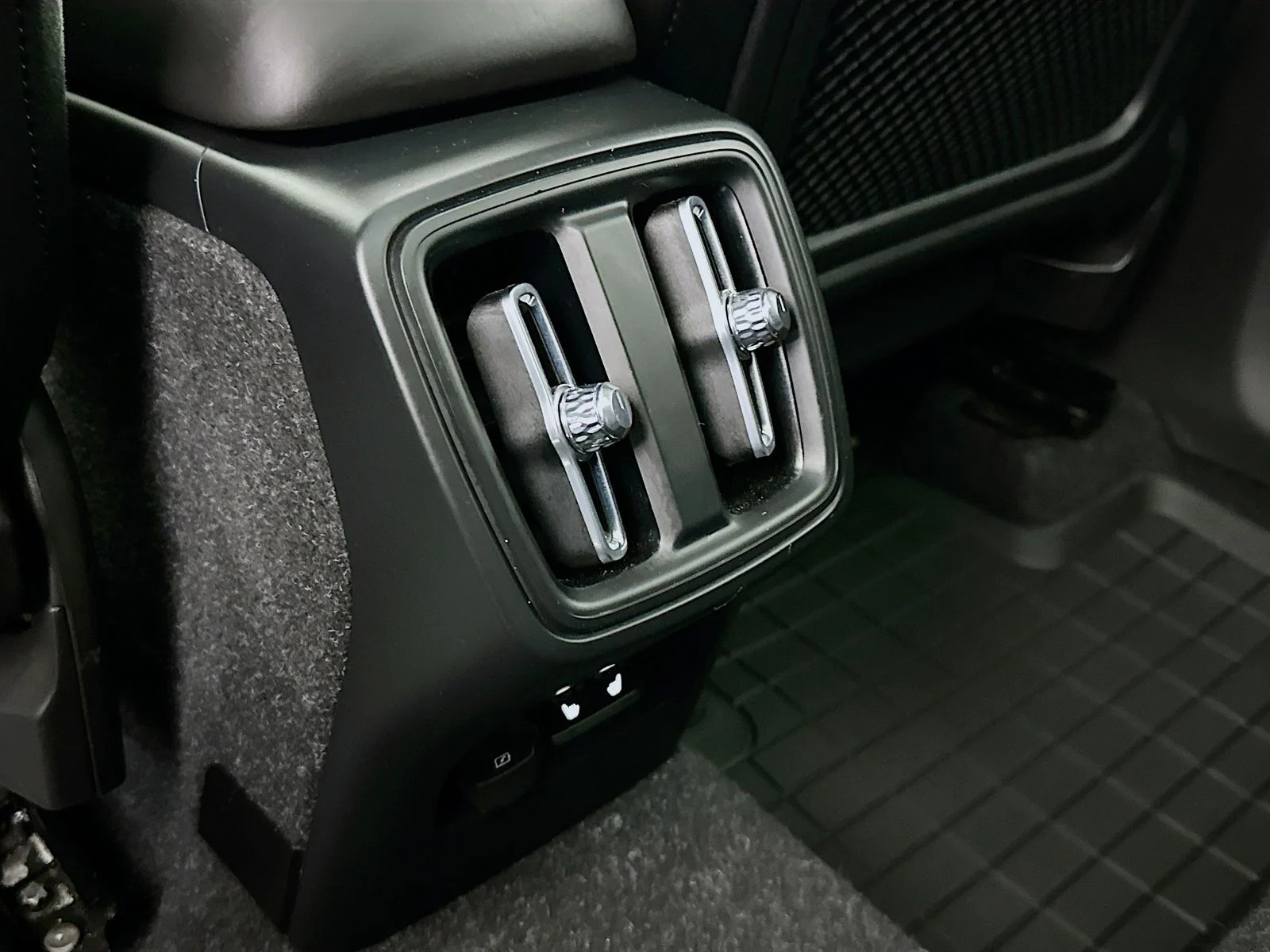 Used 2021 Black Volvo R-Design image 26