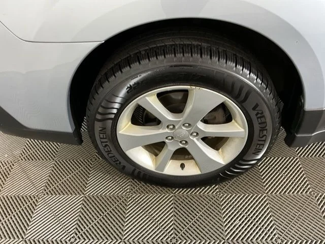 Used 2013 Silver Subaru 2.5i Premium image 25