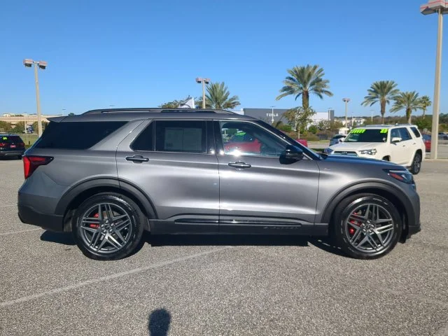 Used 2025 Gray Ford ST-Line image 3