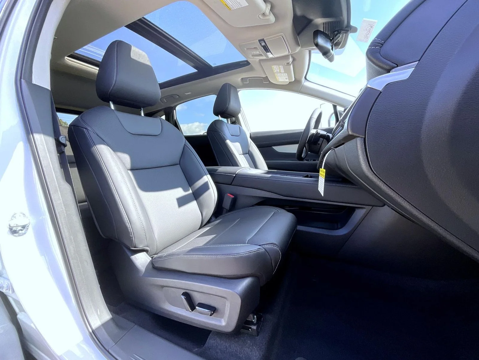 New 2026 White Nissan SL image 15