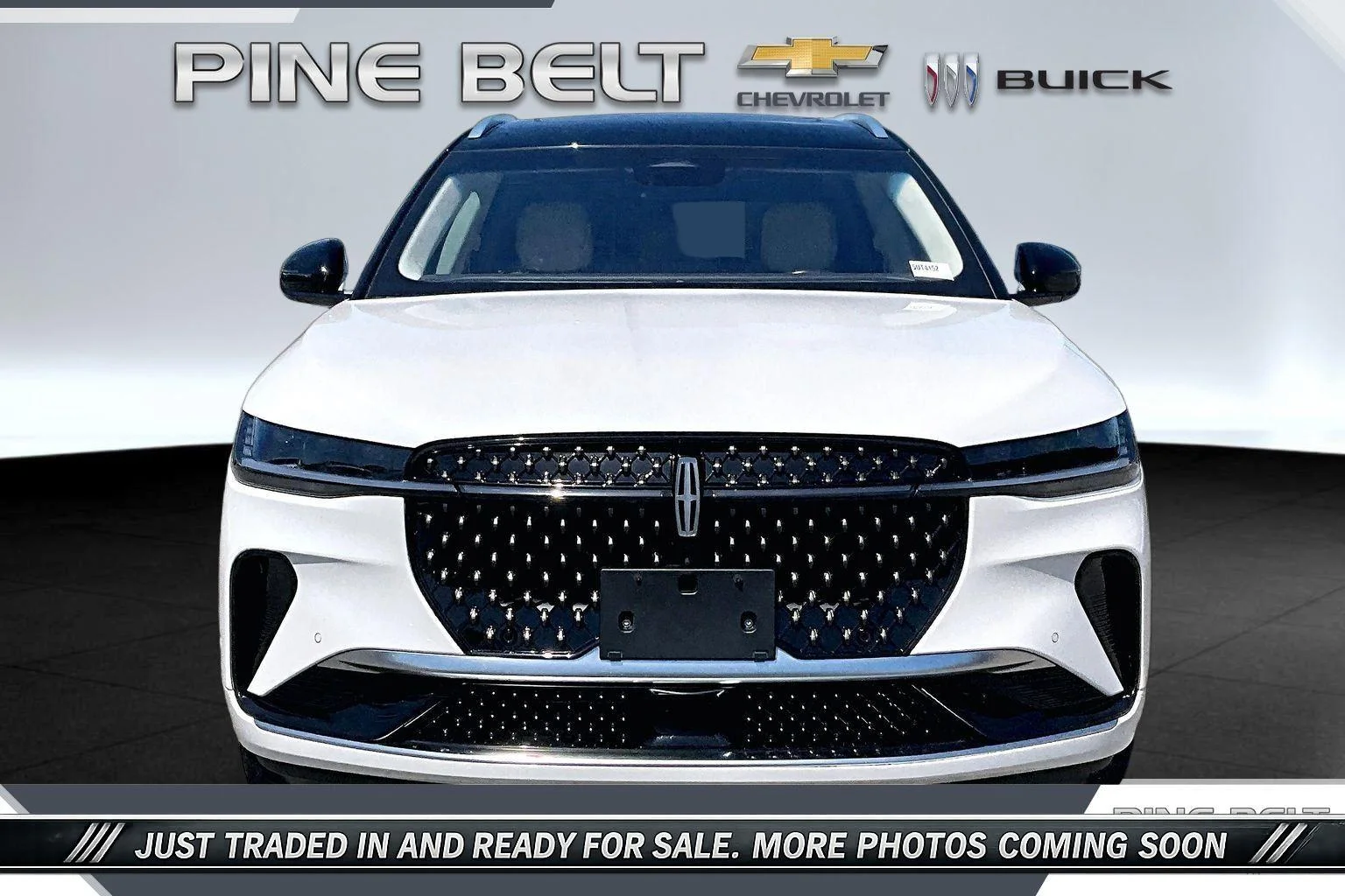 Used 2024 White Platinum Metallic Tri-Coat Lincoln Black Label image 3