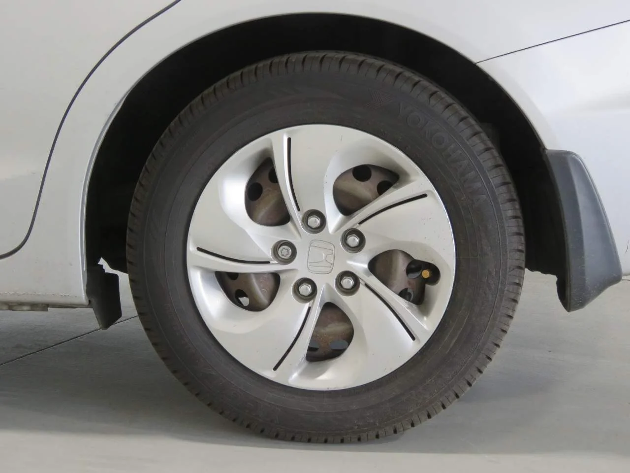 Used 2015 Alabaster Silver Metallic Honda LX image 9
