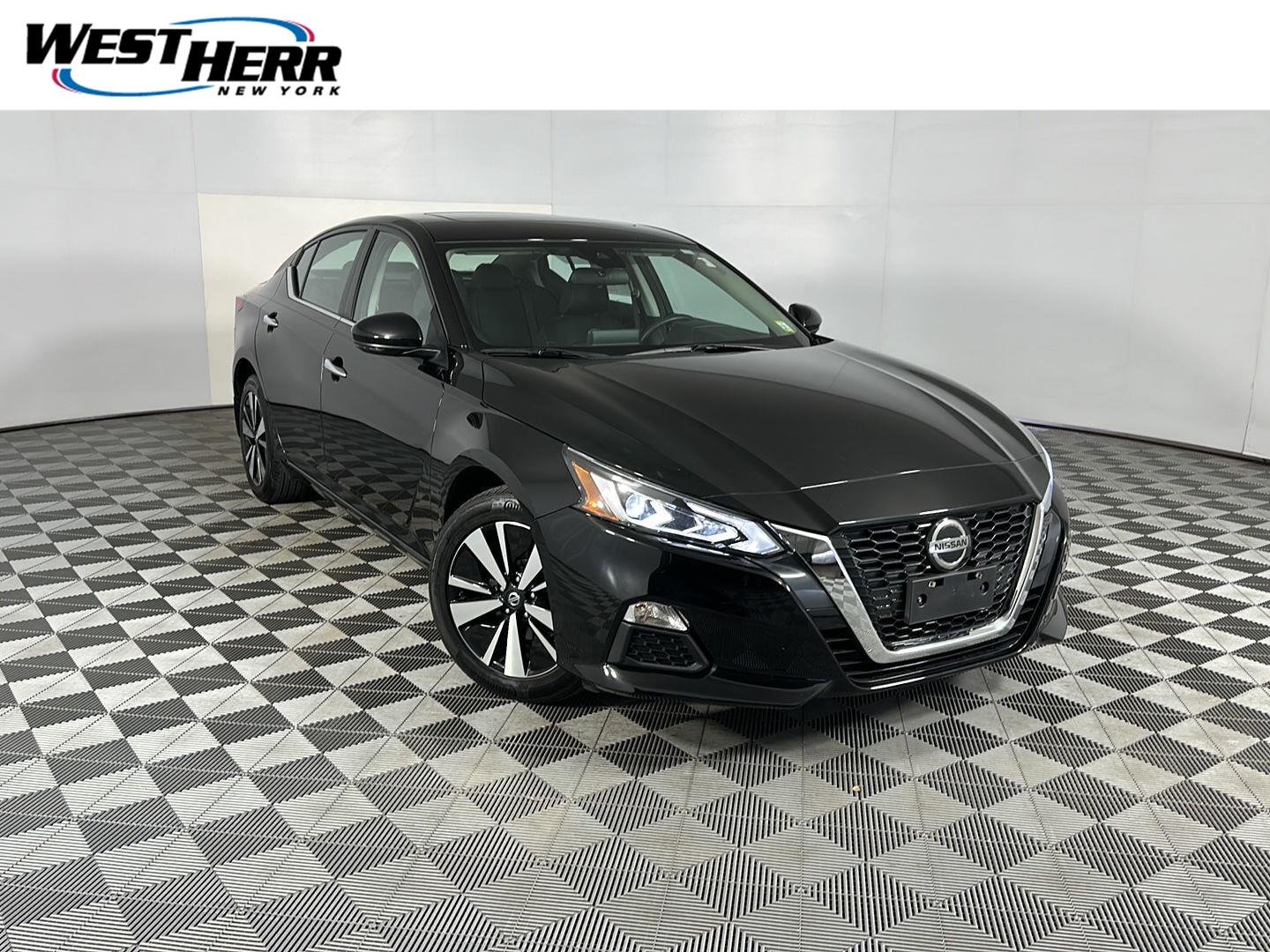Used 2022 Super Black Nissan 2.5 SV image 1