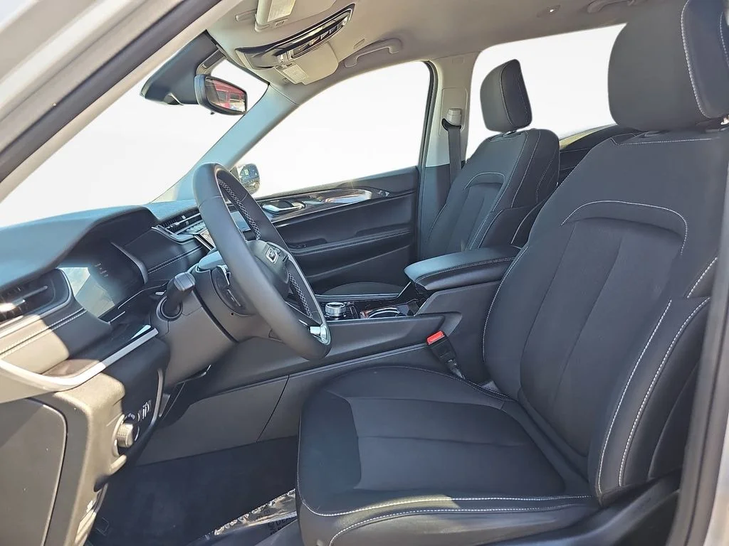 Used 2023 Silver Jeep Laredo image 15