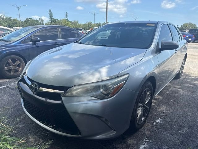 Used 2015 Silver Toyota SE image 3