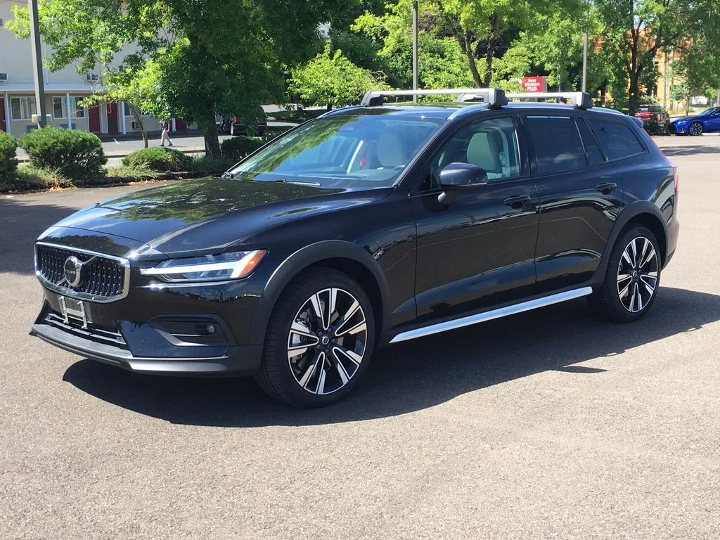 2025 Volvo V60 Cross Country B5 Ultra AWD's photo