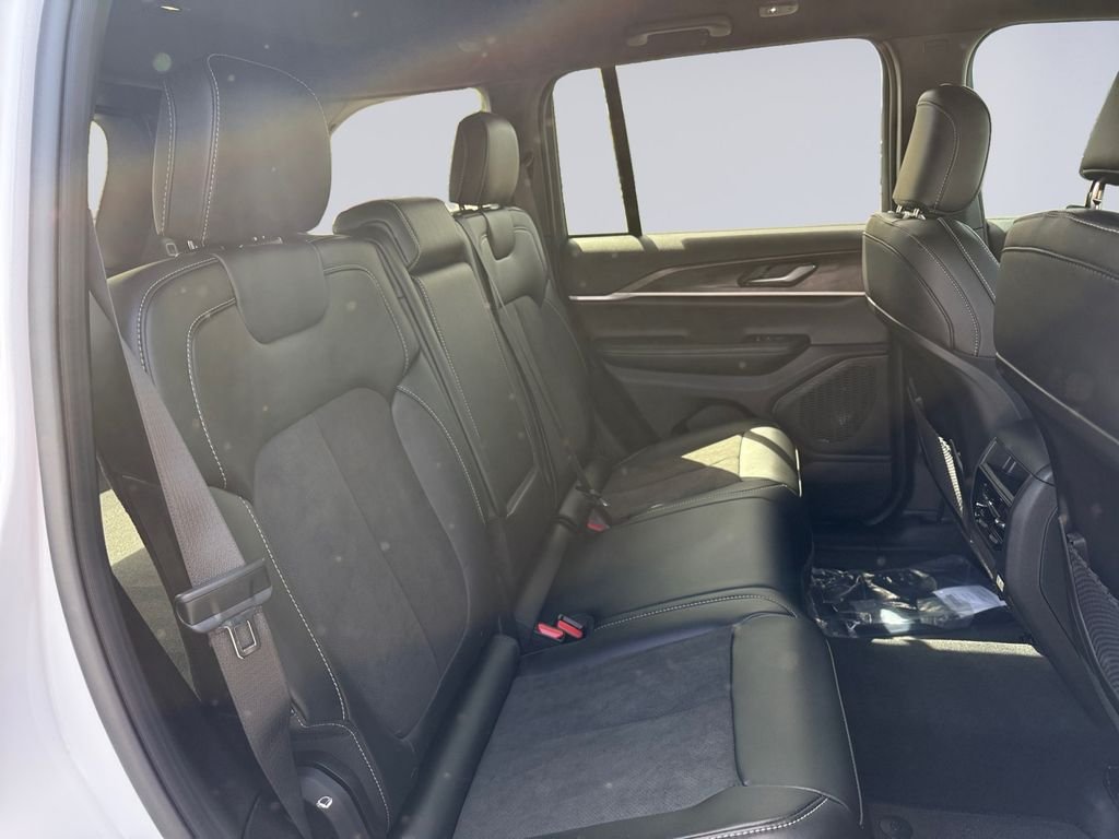 New 2026 Bright White Clear-Coat Exterior Paint Jeep Altitude image 18