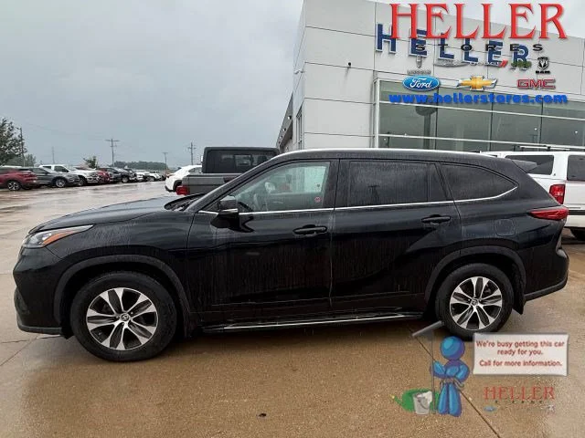 Used 2021 Black Toyota XLE image 1