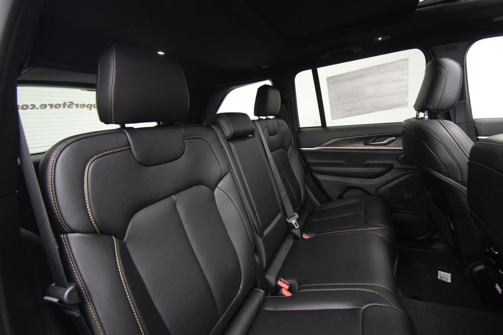 New 2026 Bright White Clear-Coat Exterior Paint Jeep  image 18