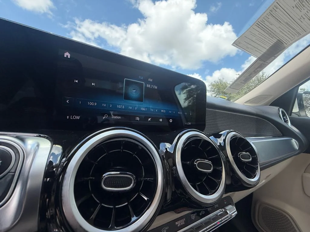 Used 2022  Mercedes-Benz GLB 250 image 21