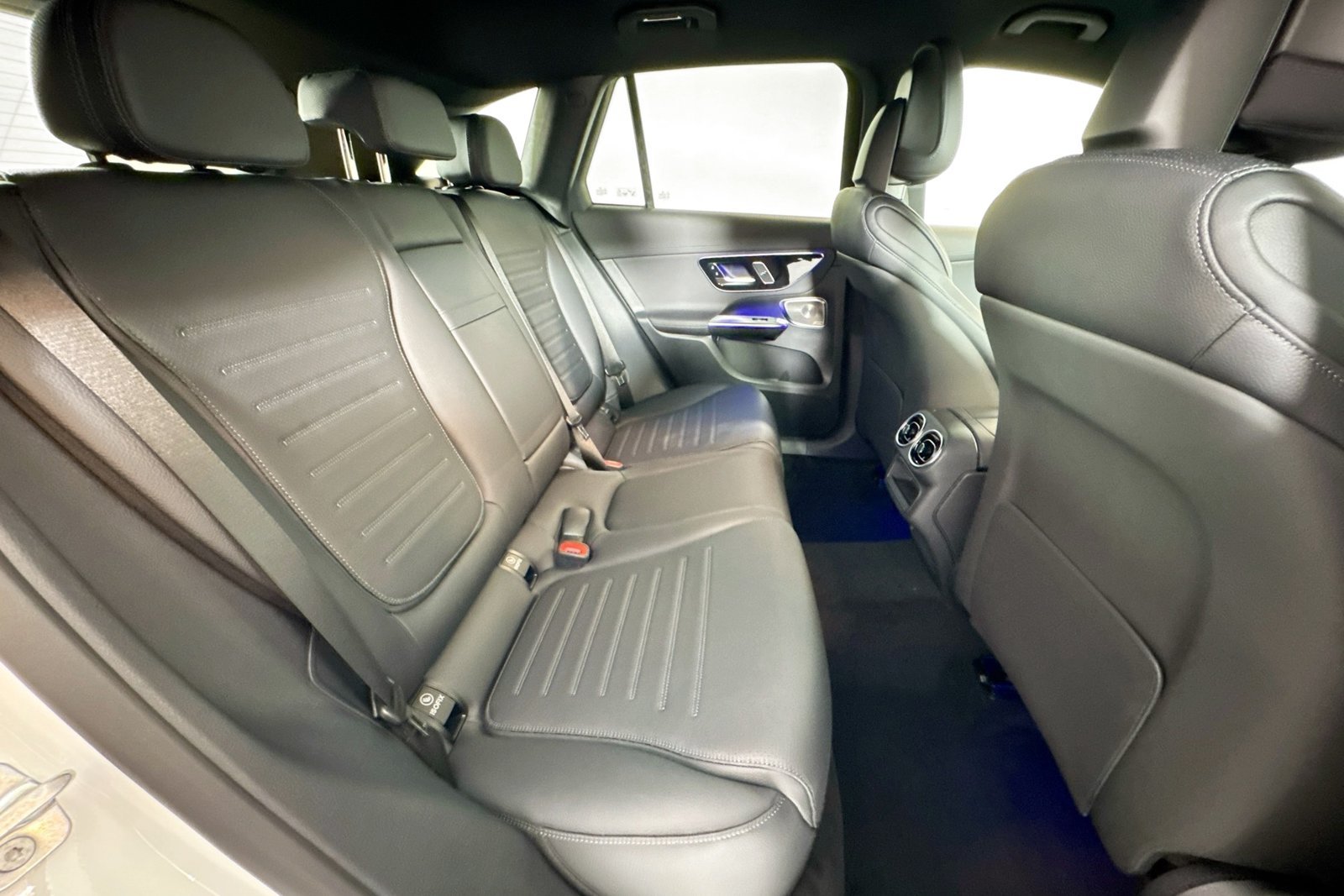 New 2026 Polar White Mercedes-Benz GLC 300 image 24