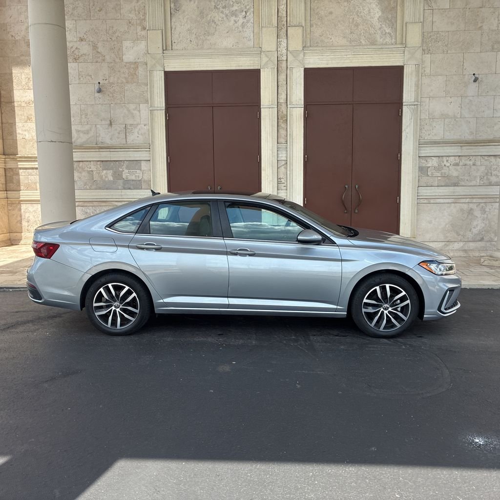 Used 2025 Pyrite Silver Metallic Volkswagen 1.5T SE image 3