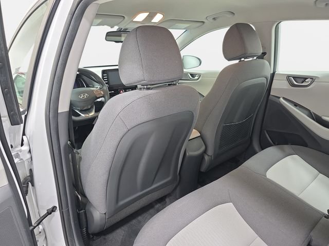Used 2020 White Hyundai SE image 12