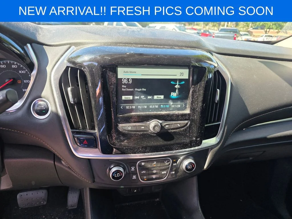 Used 2019 IRIDESCENT PEARL TRICOAT Chevrolet LT Cloth image 9