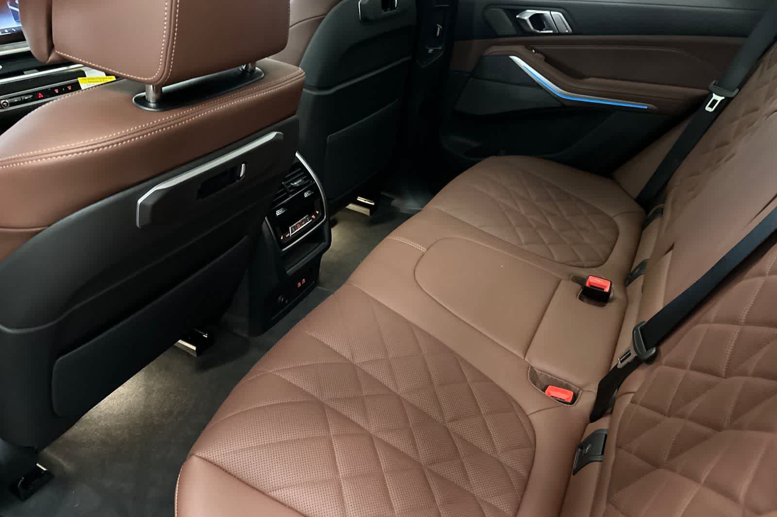 New 2026 Dravit Grey Metallic BMW xDrive50e image 4