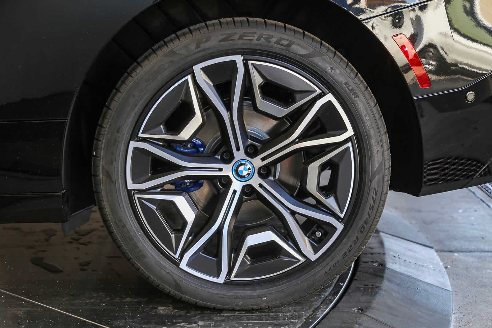 2025 BMW iX 50 - Photo 11