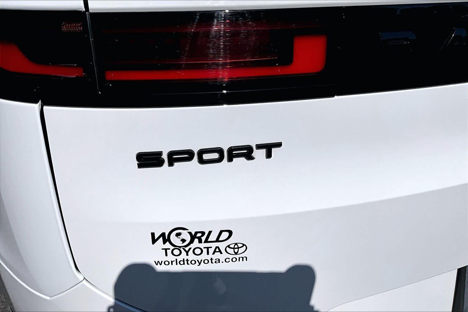 Used 2024 Fuji White Land Rover Dynamic SE image 10