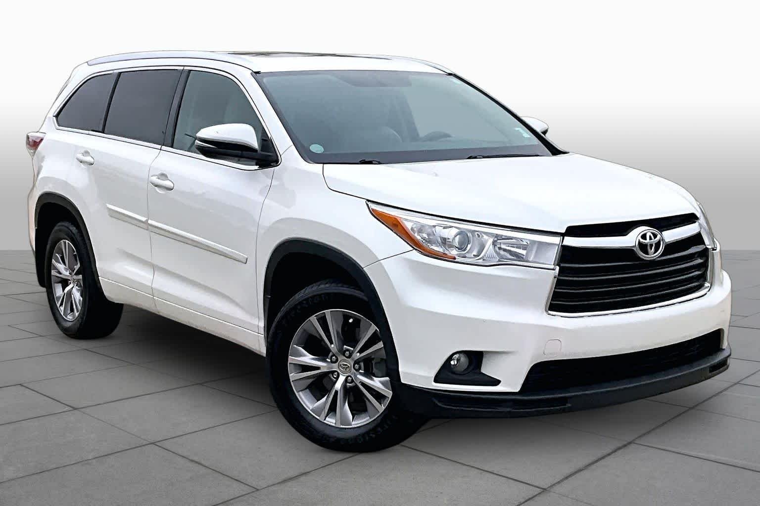 Used 2015 Blizzard Pearl Toyota XLE image 2