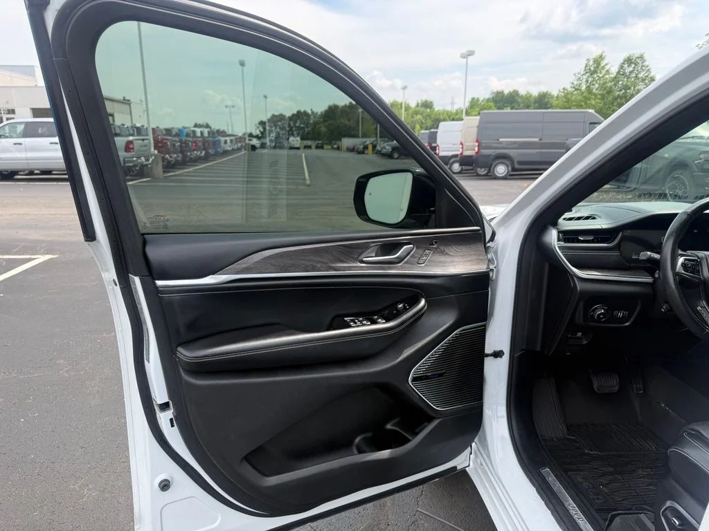 Used 2021 White/off-white Jeep Overland image 11
