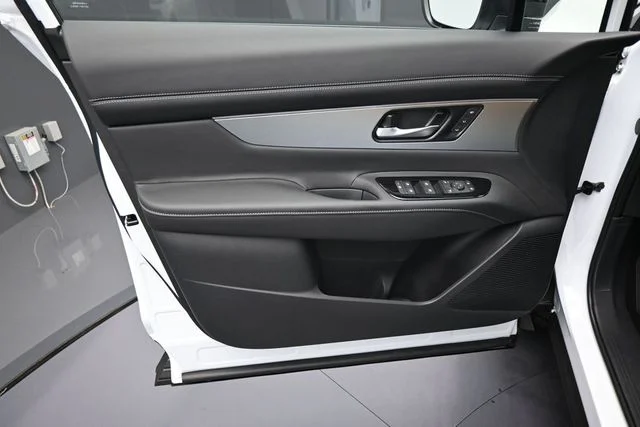 New 2026 Everest White Pearl TriCoat Nissan SL image 9