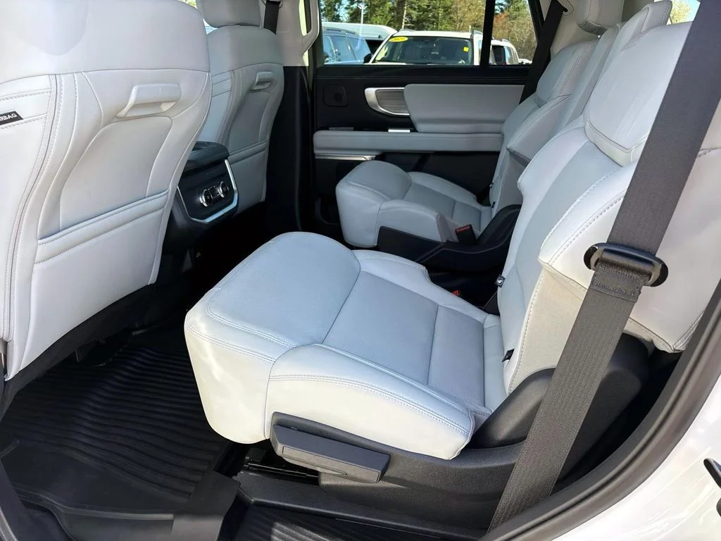 Used 2025 White Metallic Ford Platinum image 11