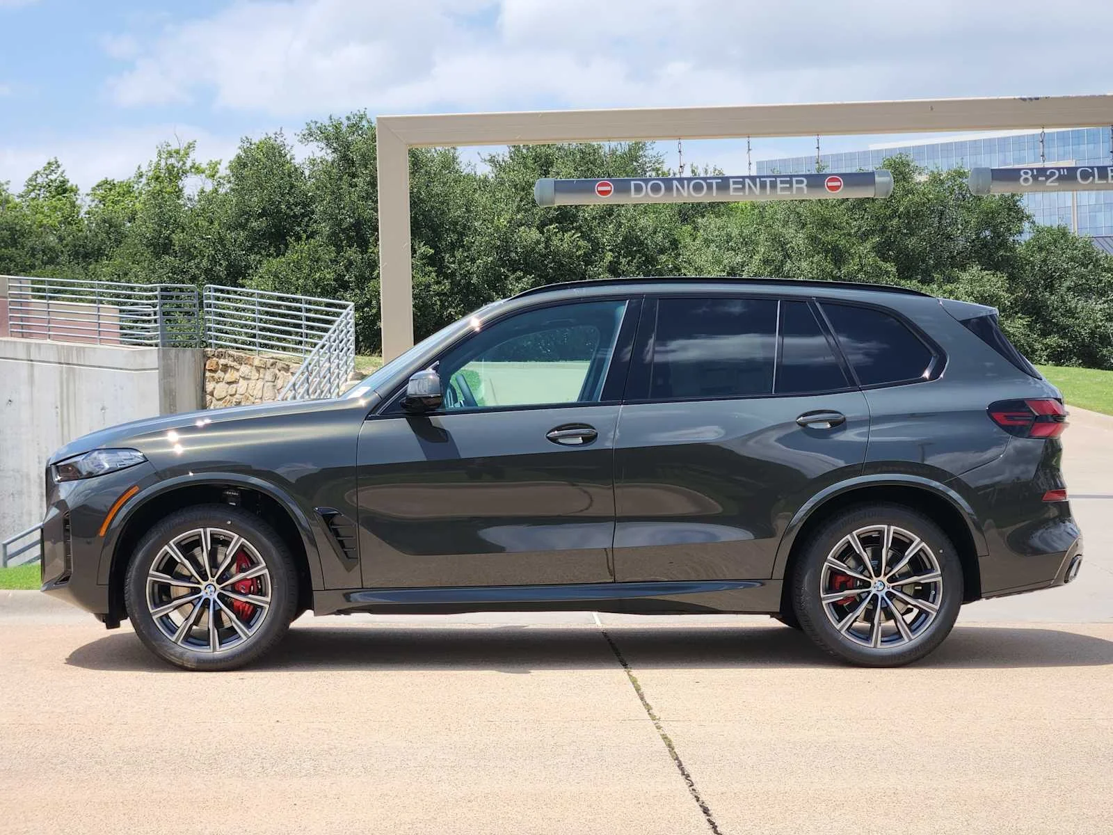 New 2026 Dravit Grey Metallic BMW xDrive40i image 2