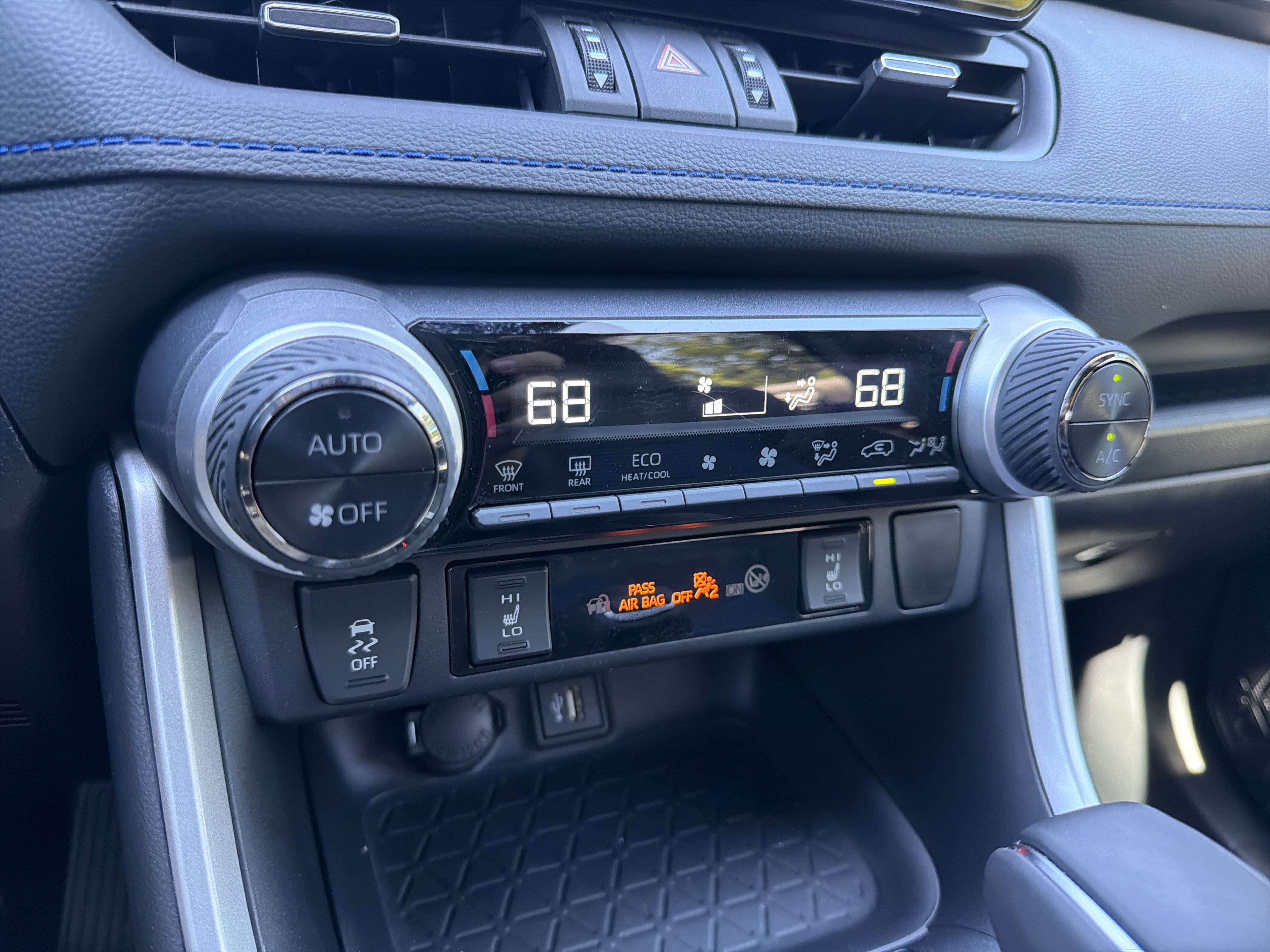 2024 Toyota RAV4 XSE - Photo 26