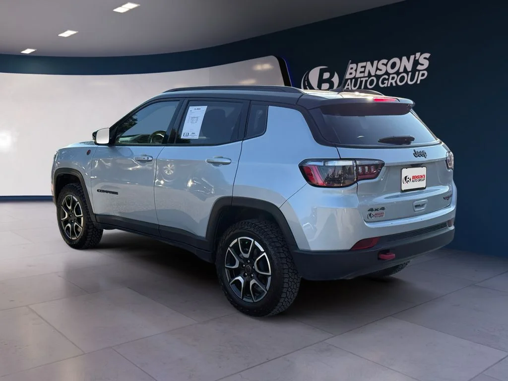 Used 2025 Silver Jeep Trailhawk image 3