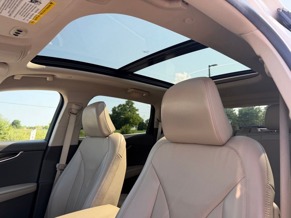 Used 2023 White Lincoln Reserve image 14