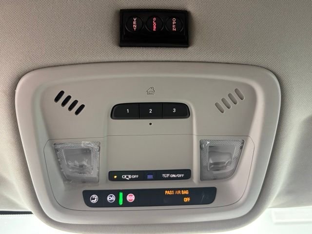 Used 2018 White Chevrolet LT image 34