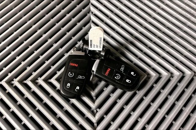 Used 2020 Velvet Red Pearlcoat Jeep Altitude image 11