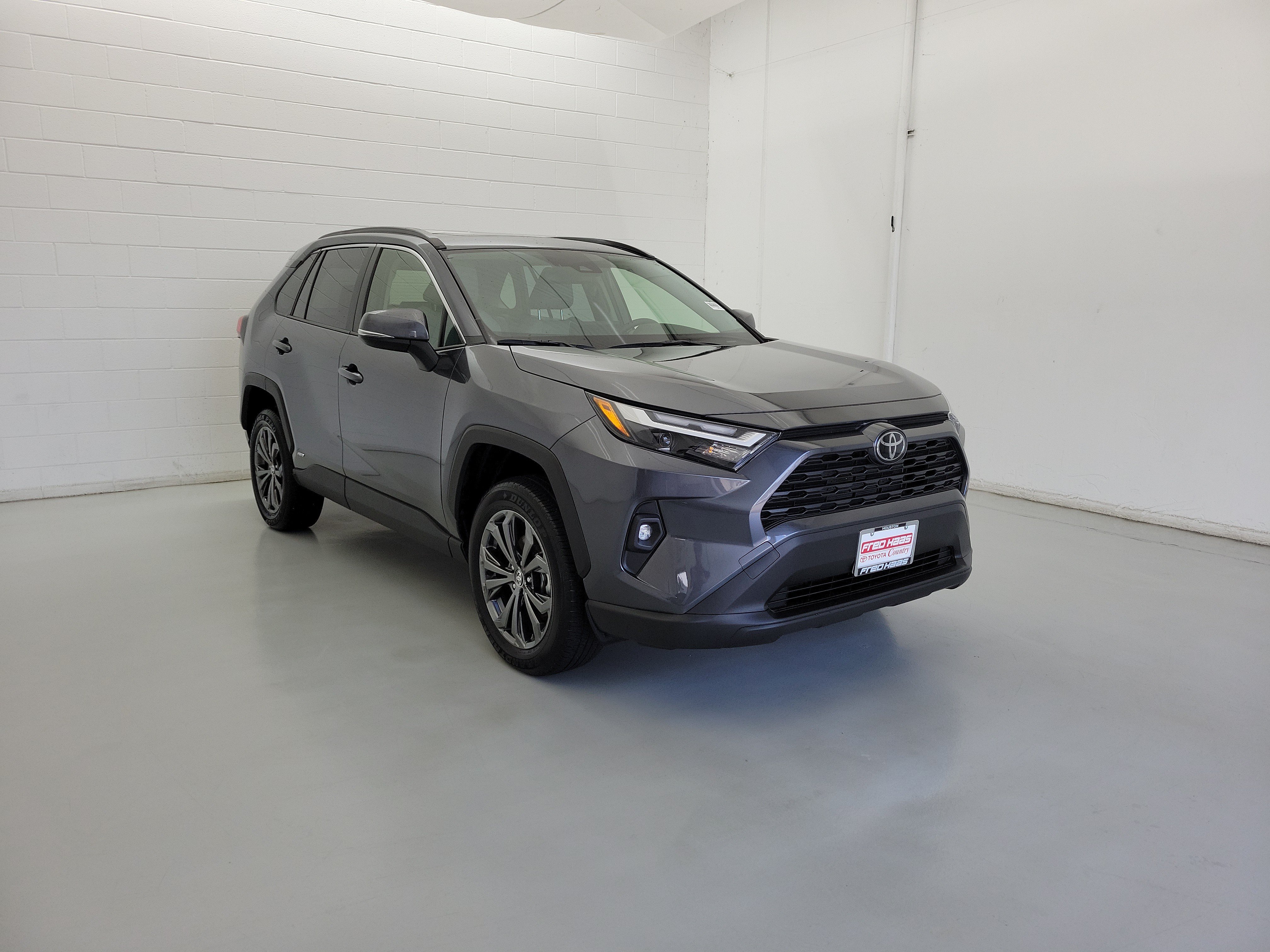Used 2025 Magnetic Gray Metallic Toyota XLE Premium image 4
