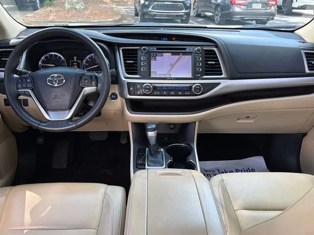 Used 2015 White Toyota XLE V6 image 23