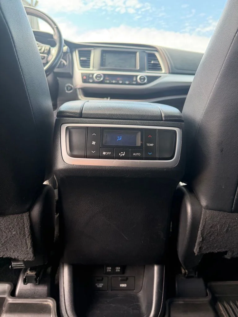 Used 2018 White Toyota XLE image 22