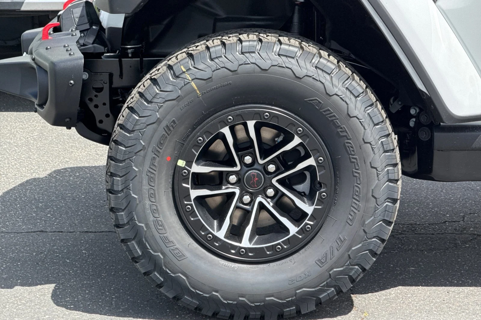 New 2026 Bright White Clear-Coat Exterior Paint Jeep Rubicon X image 26
