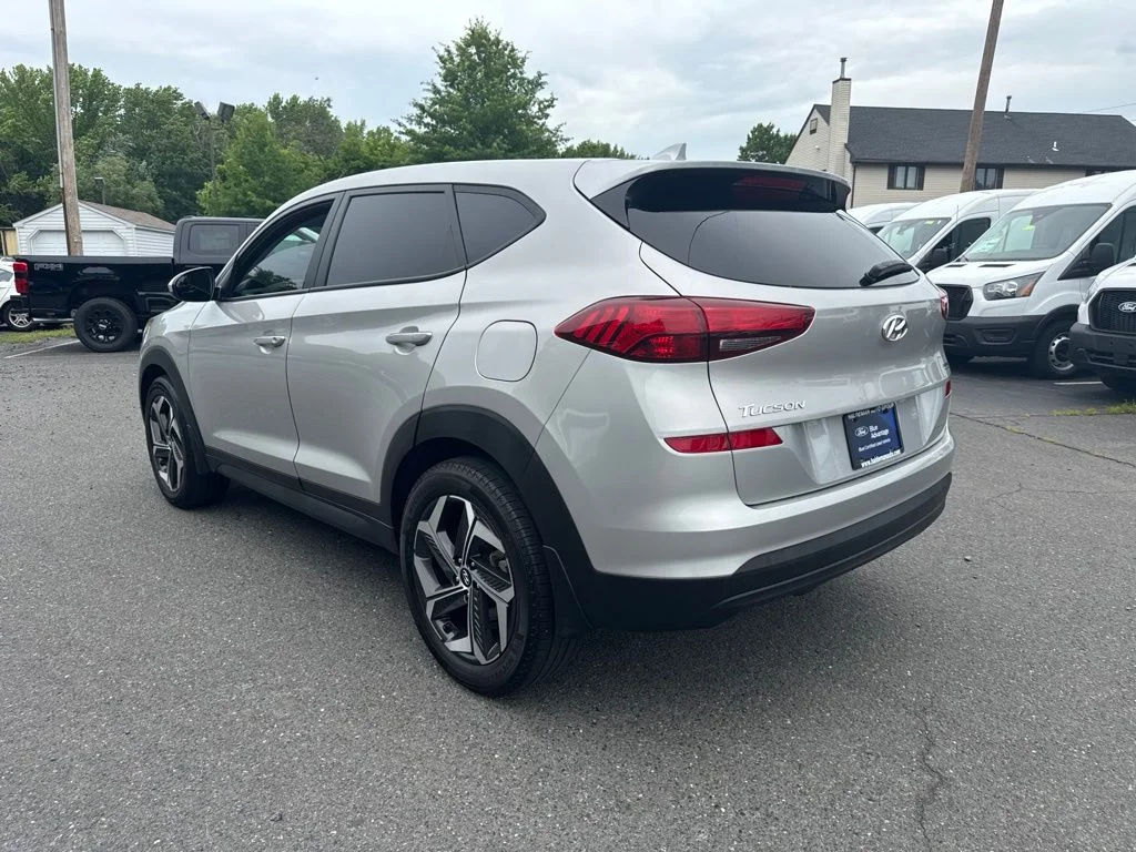Used 2021 Silver Hyundai SE image 3