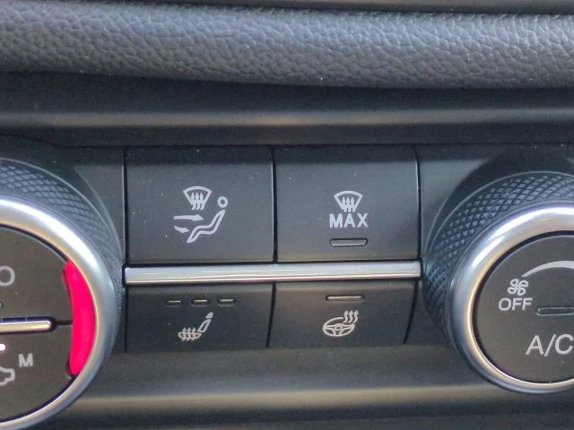 2025 Alfa Romeo Giulia Base - Photo 20