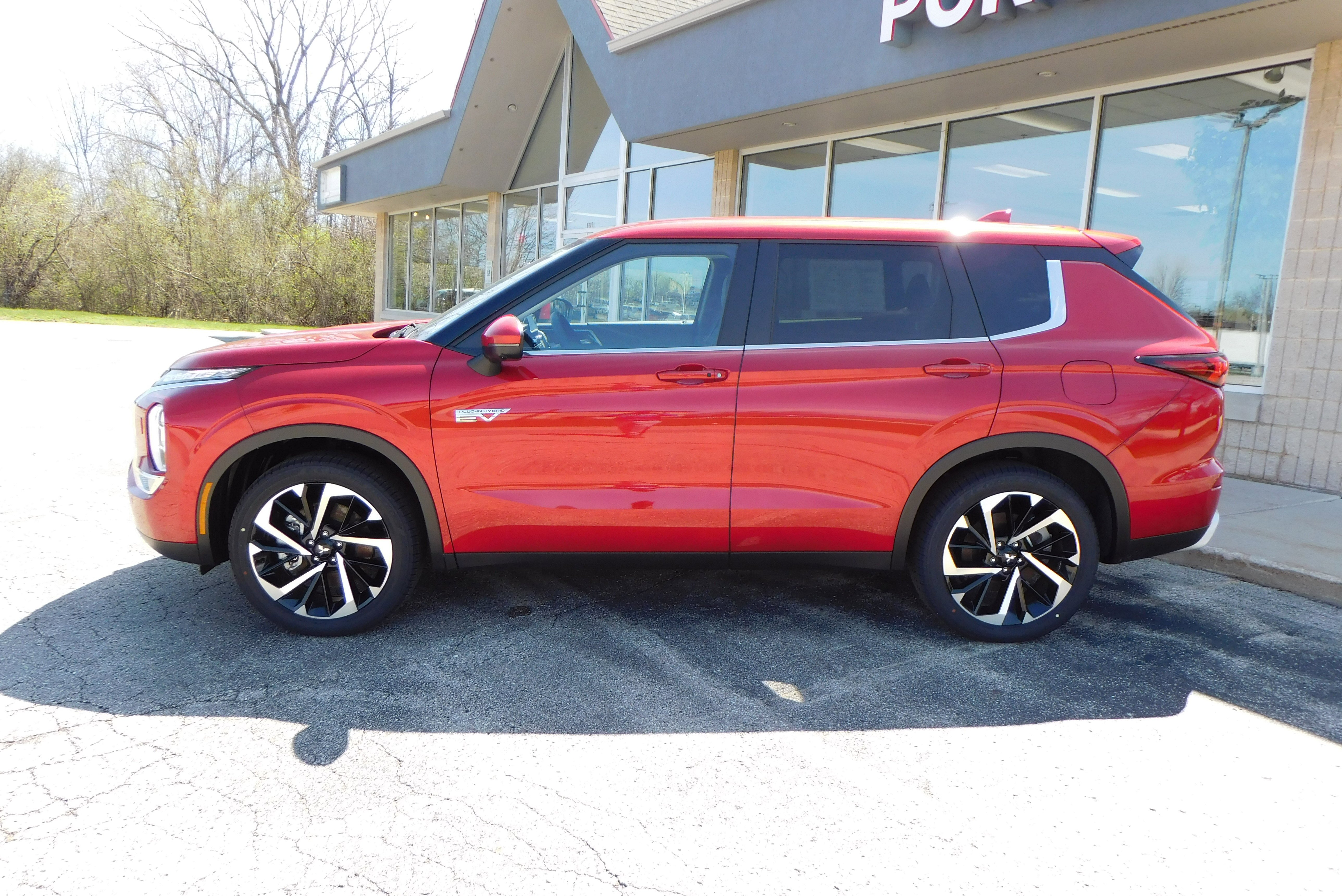 Used 2025 Mitsubishi Outlander Plug-in Hybrid SE with VIN JA4T5VA98SZ009482 for sale in Racine, WI