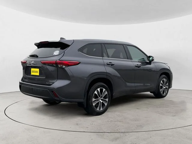Used 2021 Gray Toyota XLE image 5
