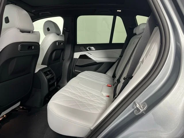 Used 2026 Skyscraper Grey Metallic BMW xDrive40i image 19