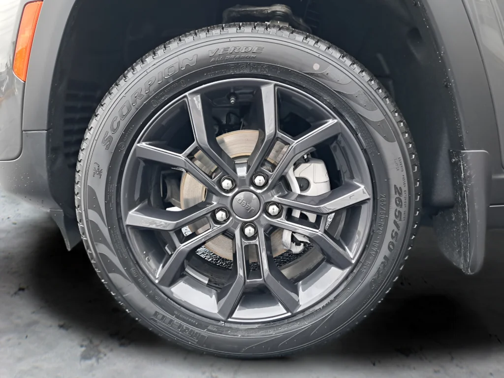 New 2025 Baltic Gray Metallic Clear-Coat Exterior Paint Jeep Limited image 27
