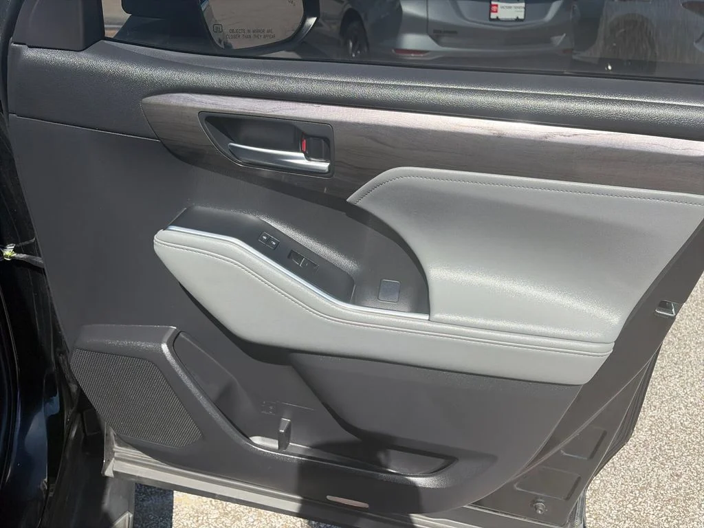 Used 2025 Black Toyota Platinum image 20