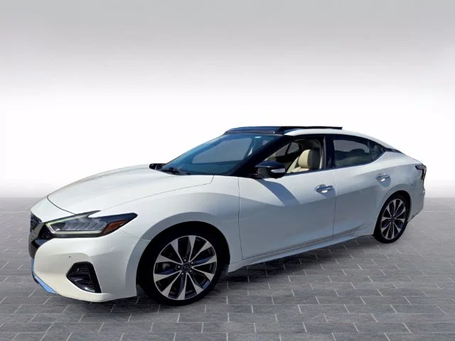 Used 2023 White Nissan Platinum image 3