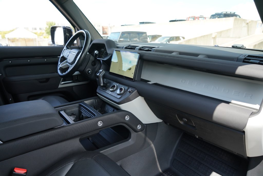 Used 2022  Land Rover X-Dynamic SE image 24