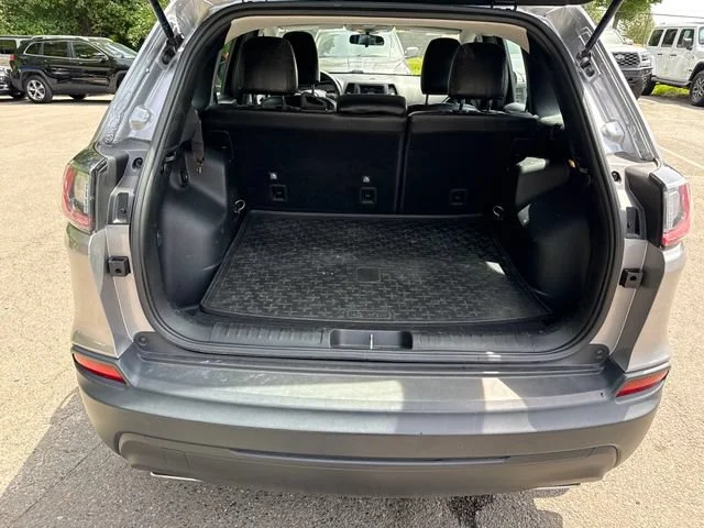 Used 2019 Billet Silver Metallic Clearcoat Jeep Latitude image 12