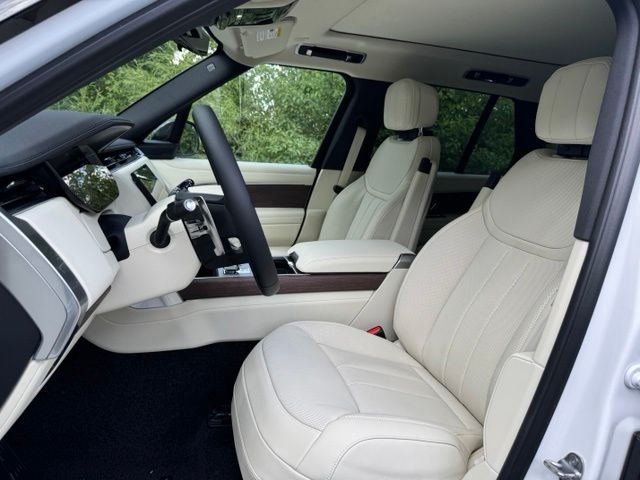 New 2026 Ostuni Pearl White Land Rover SE image 10